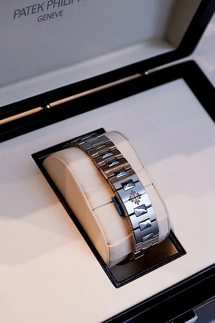 Full bracelet profile of Patek Philippe Cubitus 5821/1A stainless steel men’s watch with olive green dial – Global Sky Diamonds Diamond District NYC | GlobalSkyDiamond.com